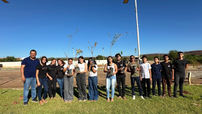 Guardiões Mirins plantam mudas na Praça da Liberdade em João Costa
