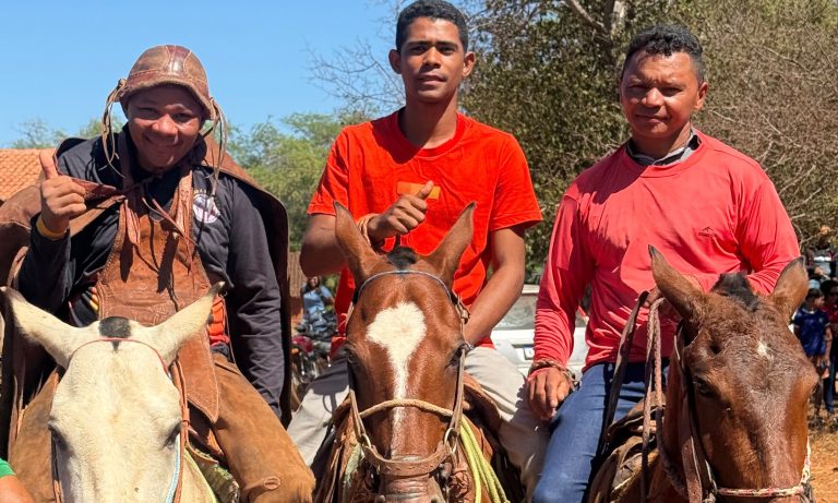 Comunidade Travessão celebra tradição com cavalgada.