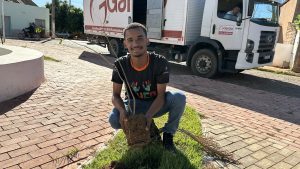 Secretaria de Meio Ambiente doa mudas ornamentais ao NUCA e grupo realiza plantio na praça.
